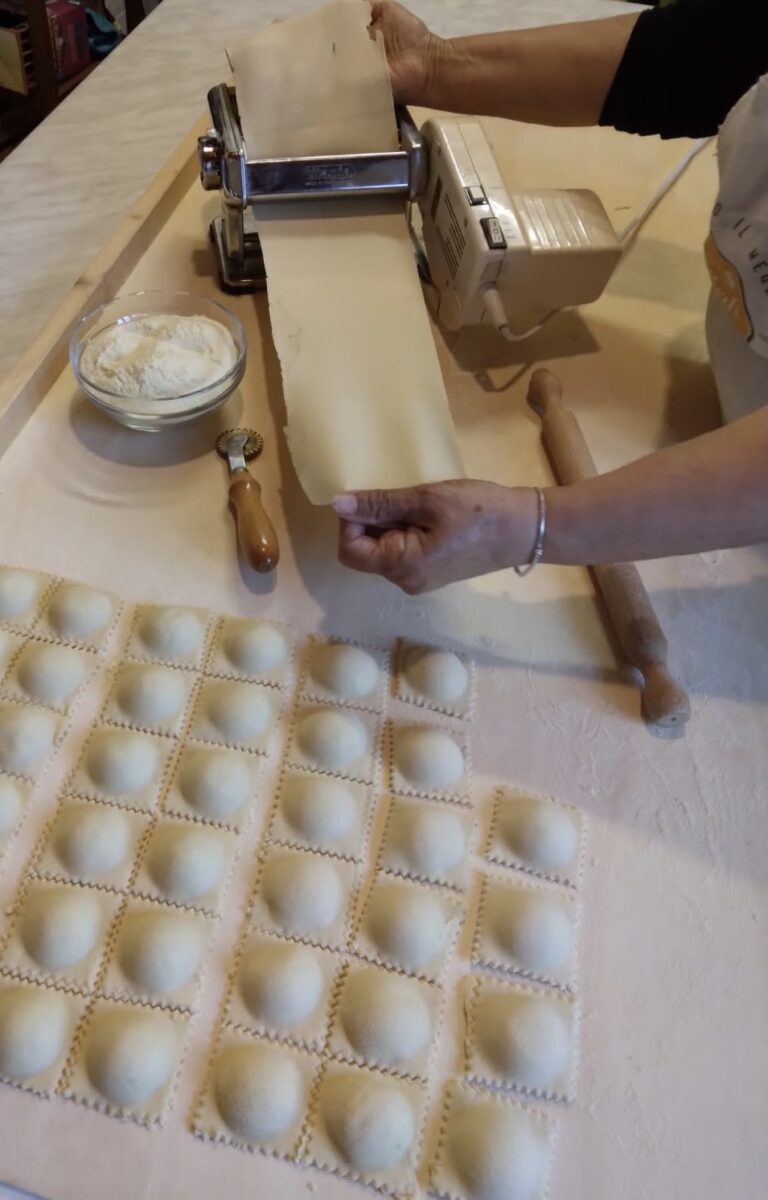 Abbraccia l'eccellenza culinaria con il nostro tagliere in noce fatto a mano